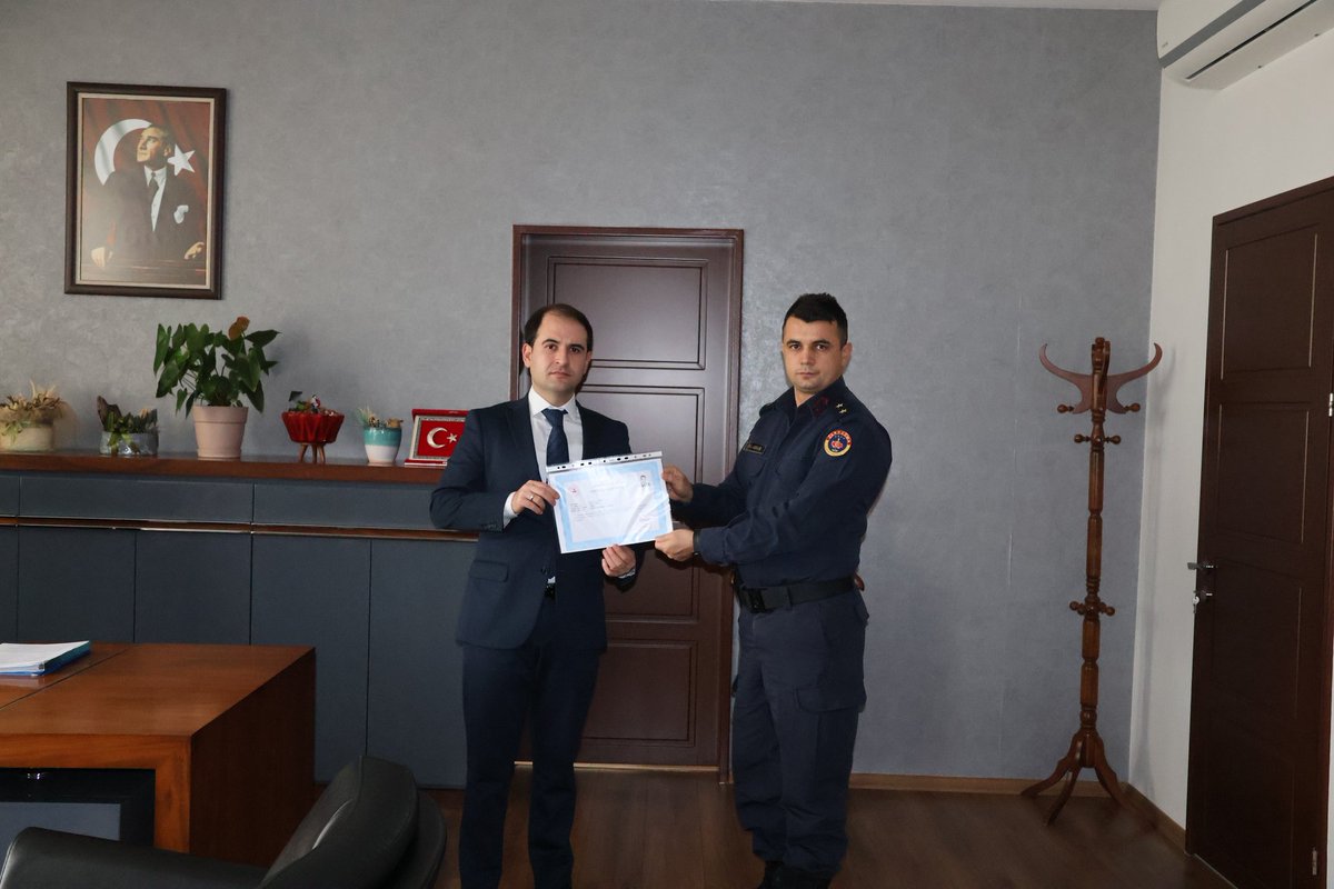 Kaymakamımız Sayın Ferdi AKGÜN, ilçemizde kamu düzeni ve güvenliğinin sağlanmasına yönelik üstün gayret ve başarılı çalışmalarından dolayı İlçe Jandarma Komutanı Çağatay DURMUŞ’a Üstün Başarı Belgesi takdim etti.