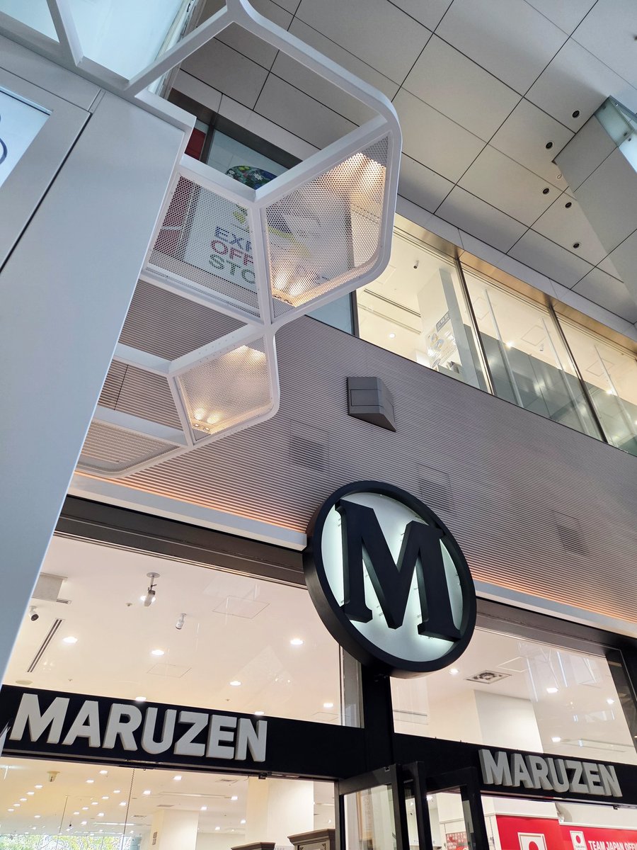 丸善ジュンク堂で開催中のスズキコージ原画展『エンソくんきしゃにのる』(福音館書店)へ✨

エンソくんのドキドキの初めての列車の旅…🚃💨
隅々まで描かれた車内にふしぎな出会い🐏🐏🐏
色合いも独特で引き込まれました🥰
3/31迄です🌸

書店には『りんごごろごろ』を始めとする著書もありました🙇💕