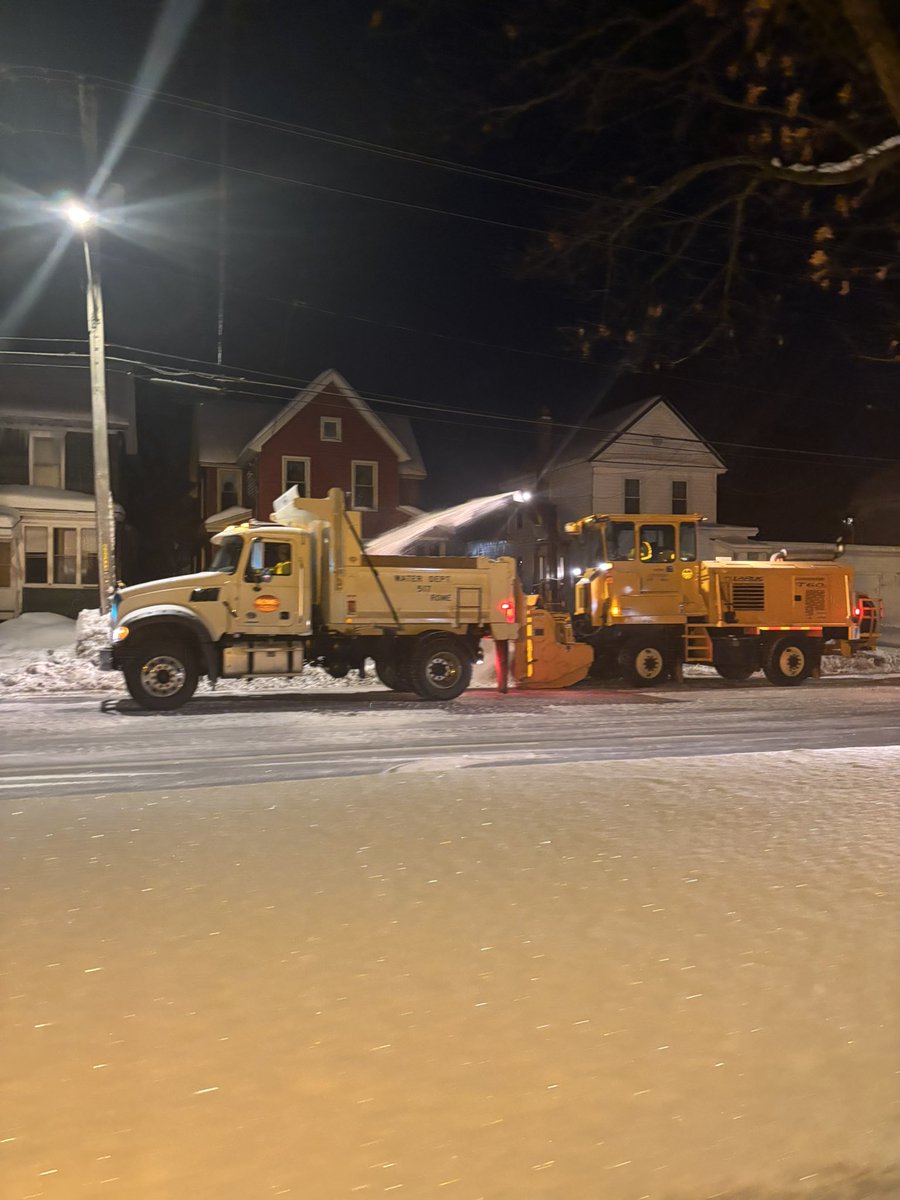 NYSDOTUtica's tweet photo. While the most of you were sleeping 😴 NYSDOT crews👷♂️teamed up with the city of Rome, through our shared services agreement, to perform snow ❄️ removal operations along Black River Boulevard, State Route 46. #OneDOT https://t.co/dZI9QJ4I1v
