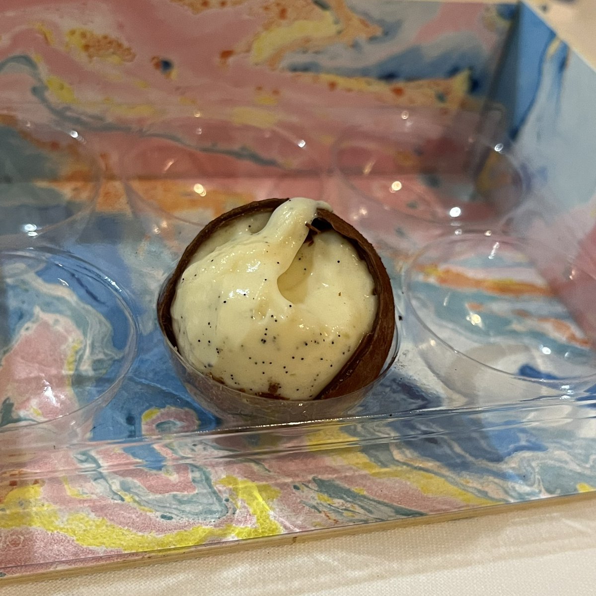 メゾンカカオのコキーユが名古屋のチョコ祭会場で大量入荷してて初めて買えた。うすーいシェルをパリッと割るとチョコとは思えないくらいの水分量！素材の美味しさが口の中に広がったかと思うとスッーと消えた。美味しい(〃´ω`〃)♡お値段に躊躇してたけど、食べてみたら納得。また、買いたくなった。