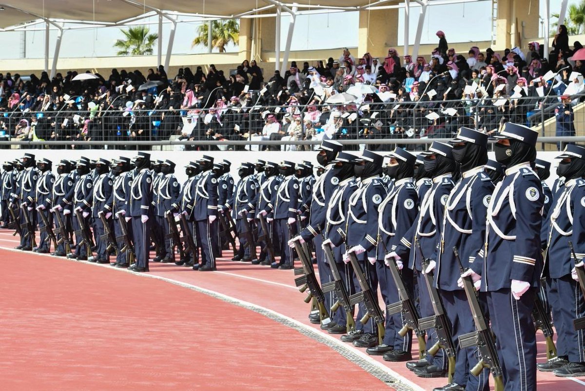 KSA_KFSC's tweet image. جانب من حفل تخريج الدفعة الـ (7) من الدورة التأهيلية للفرد الأساسي (نساء) بـ #كلية_الملك_فهد_الأمنية .