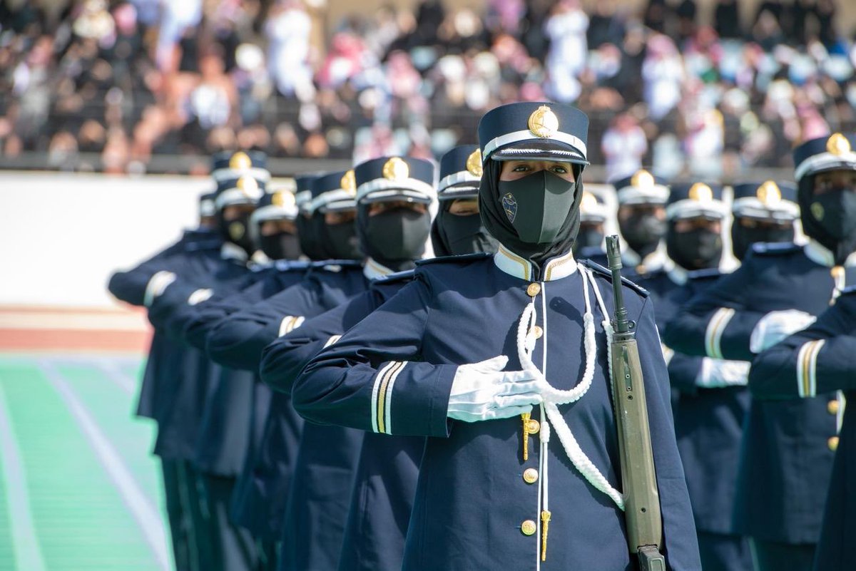 KSA_KFSC's tweet image. جانب من حفل تخريج الدفعة الـ (7) من الدورة التأهيلية للفرد الأساسي (نساء) بـ #كلية_الملك_فهد_الأمنية .