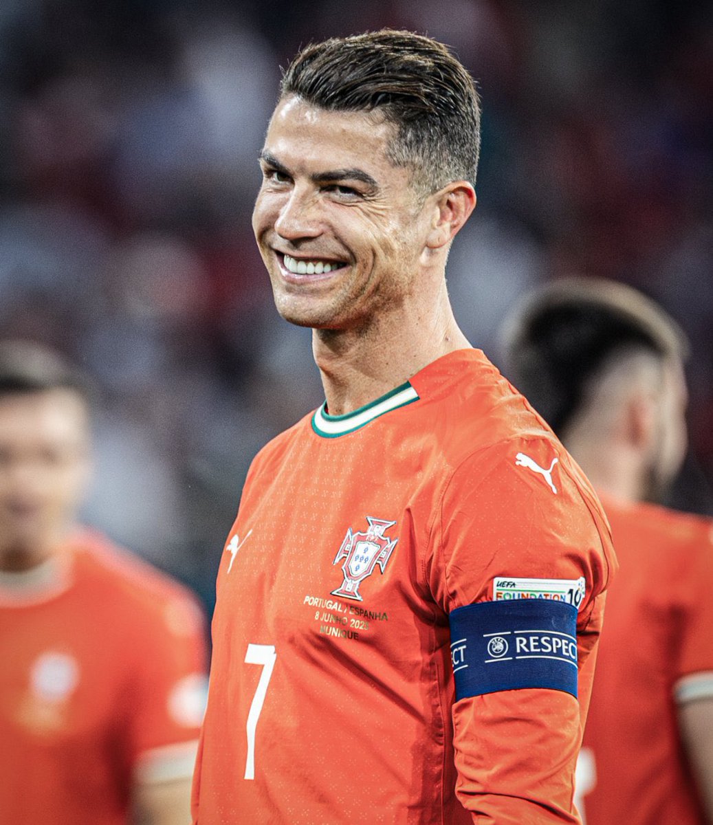 Parabéns ao homem que mais trabalhou para chegar onde chegou.
Parabéns ao melhor jogador de sempre.
Parabéns à maior bandeira de Portugal.
Parabéns Cristiano Ronaldo!