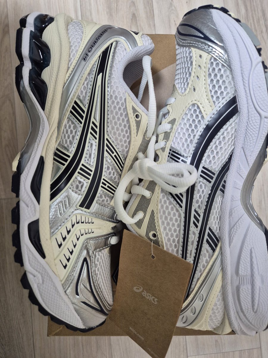 하필 링링이가 신은 제품만 플미 붙음ㅠㅠ 그래도 뭐 어떡해 사야지 덕분에 운동할 때마다 링링이 생각하며 자극받는중 덕분에 더 건강해지고 있어!

#linglingkwong‌