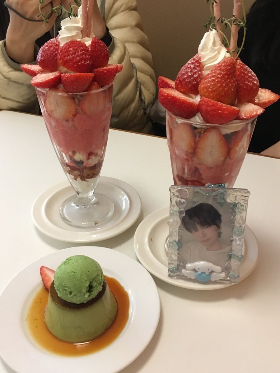 shinmanduyu's tweet photo. 여자놀이 하러 카페 다녀옴... 🍓 https://t.co/A6GPseHEUo