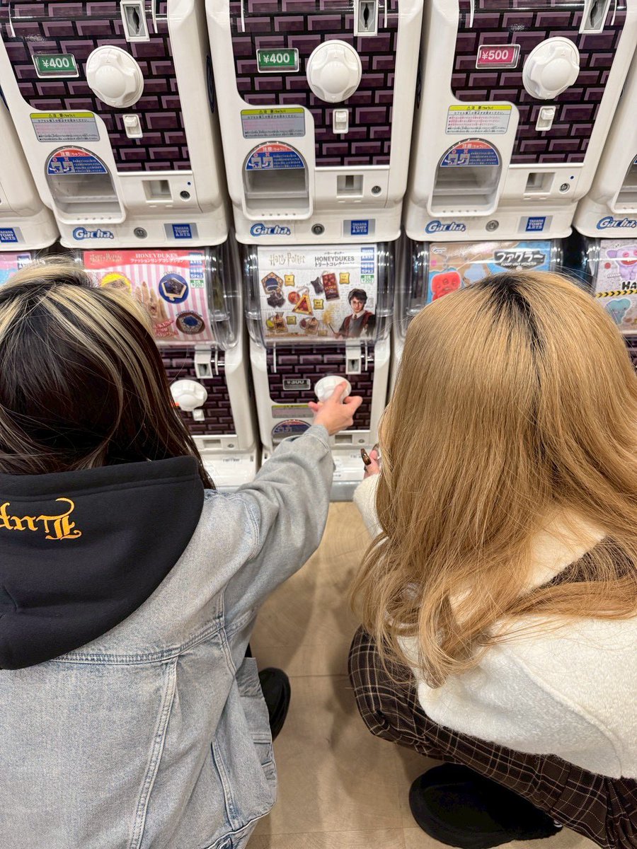 lolxlo's tweet photo. 定期アメ車女子(仮)会🧞‍♀️

ウィルコムまだ持ってるギャルいた🙂
意外と映えてて草🙂 https://t.co/G1zsowDPnY