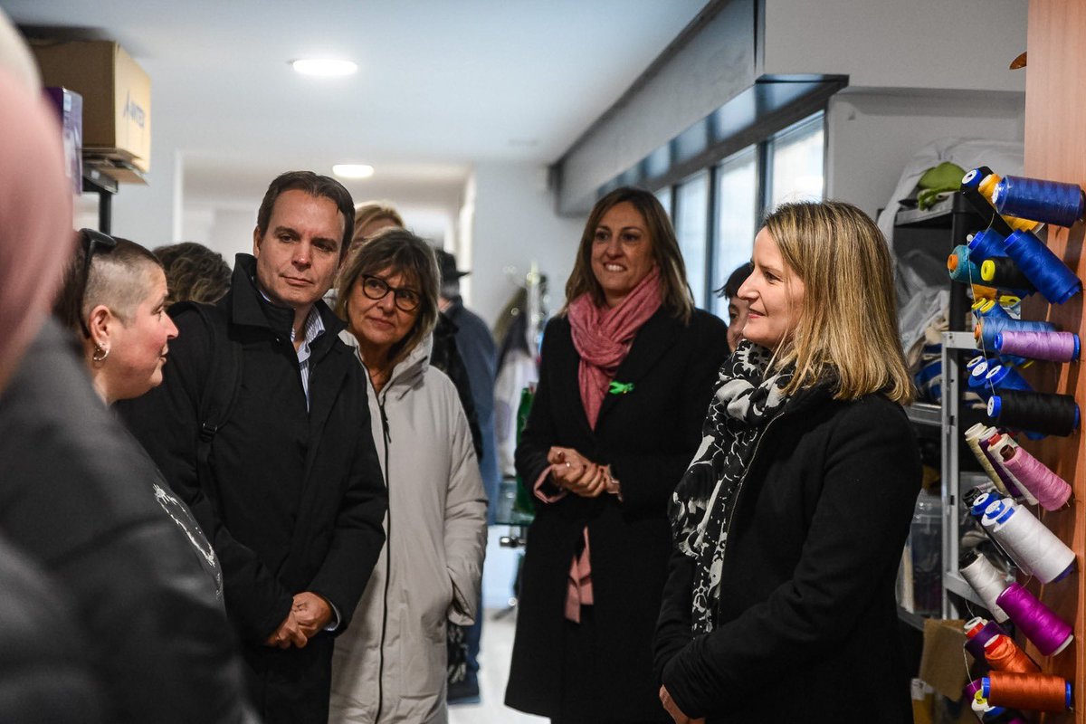 monicambravo's tweet image. A #Salt, reunió amb l’alcaldessa Cristina Alarcón i el seu equip @ViladeSalt per continuar treballant conjuntament en l’àmbit social.

Passejada pel barri Centre fins al Barri Gaudí i trobada amb les Cosidores de Salt i l’entitat A-porta.

Proximitat, escolta i treball compartit