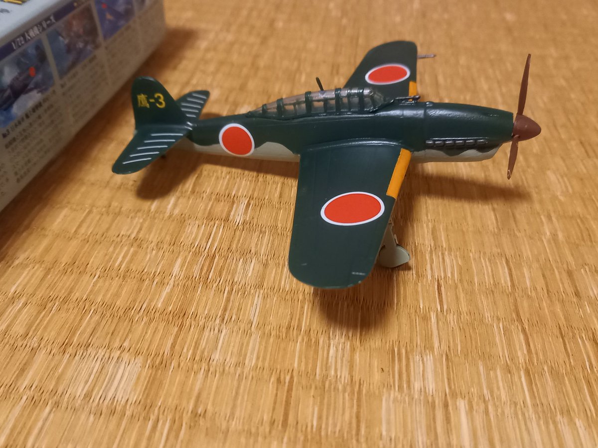 マイクロエースの1/72日本海軍彗星一二型。艶消しクリアーを吹いて完成