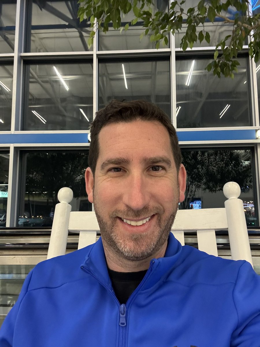 run4papa's tweet image. A plane ticket, a race bib, and a stretch of desert that doesn’t care how fast I am.

If found in Sedona, I’m either running a #halfmarathon or staring at rocks pretending to stretch.

@haarc_center 
#50halfmarathons50states #RunningAgainstDementia #state45 #running