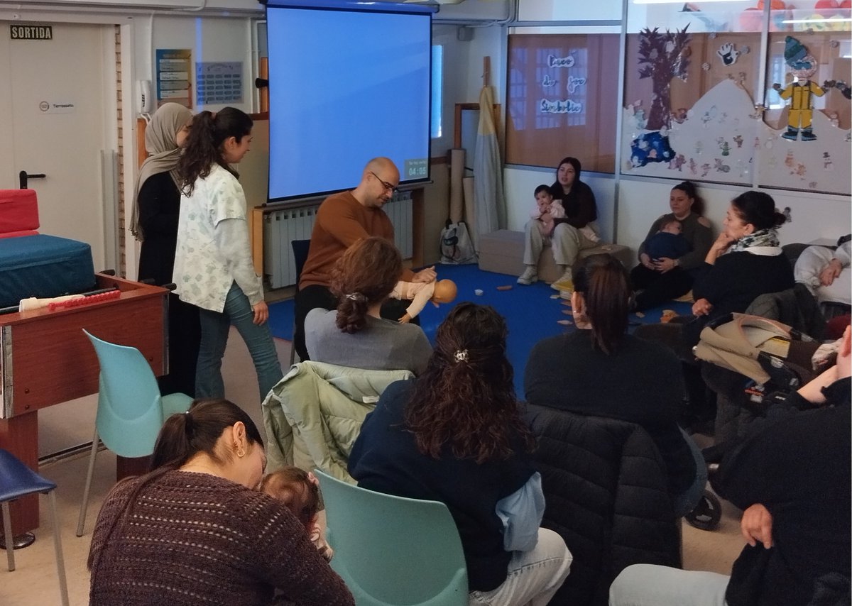 🆘👶 A l'Atenció Primària formem les famílies perquè puguin cuidar millor. 

Professionals de pediatria i el RBEC del #CAPChafarinas de BCN ofereixen un taller de primers auxilis en infants de 0 a 3 anys: tècnica de reanimació cardiopulmonar, cremades, ferides, ennuegaments...
