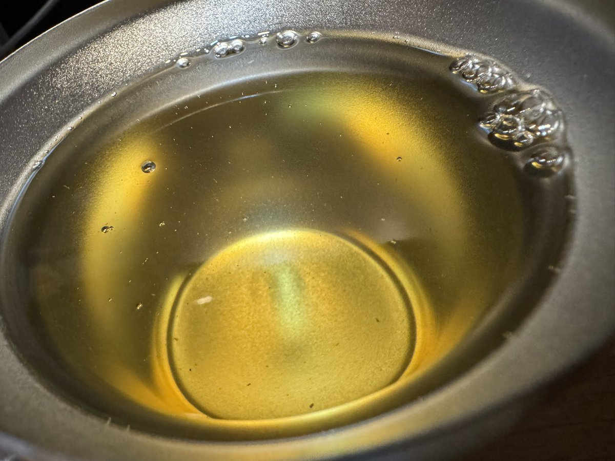 3500円の烏龍茶❗️
" 鉄 観 音 烏 龍 茶 "
秋葉ヨドバシのレストランフロアにある台湾料理屋で初めて飲んで感動したお茶。
香りはフラワーな香り、色は黄金色、味はお茶。
うーん、秋葉で飲んだのと違うなw
俺が感動したやつはもっと苦くて色は茶色だったんだが………