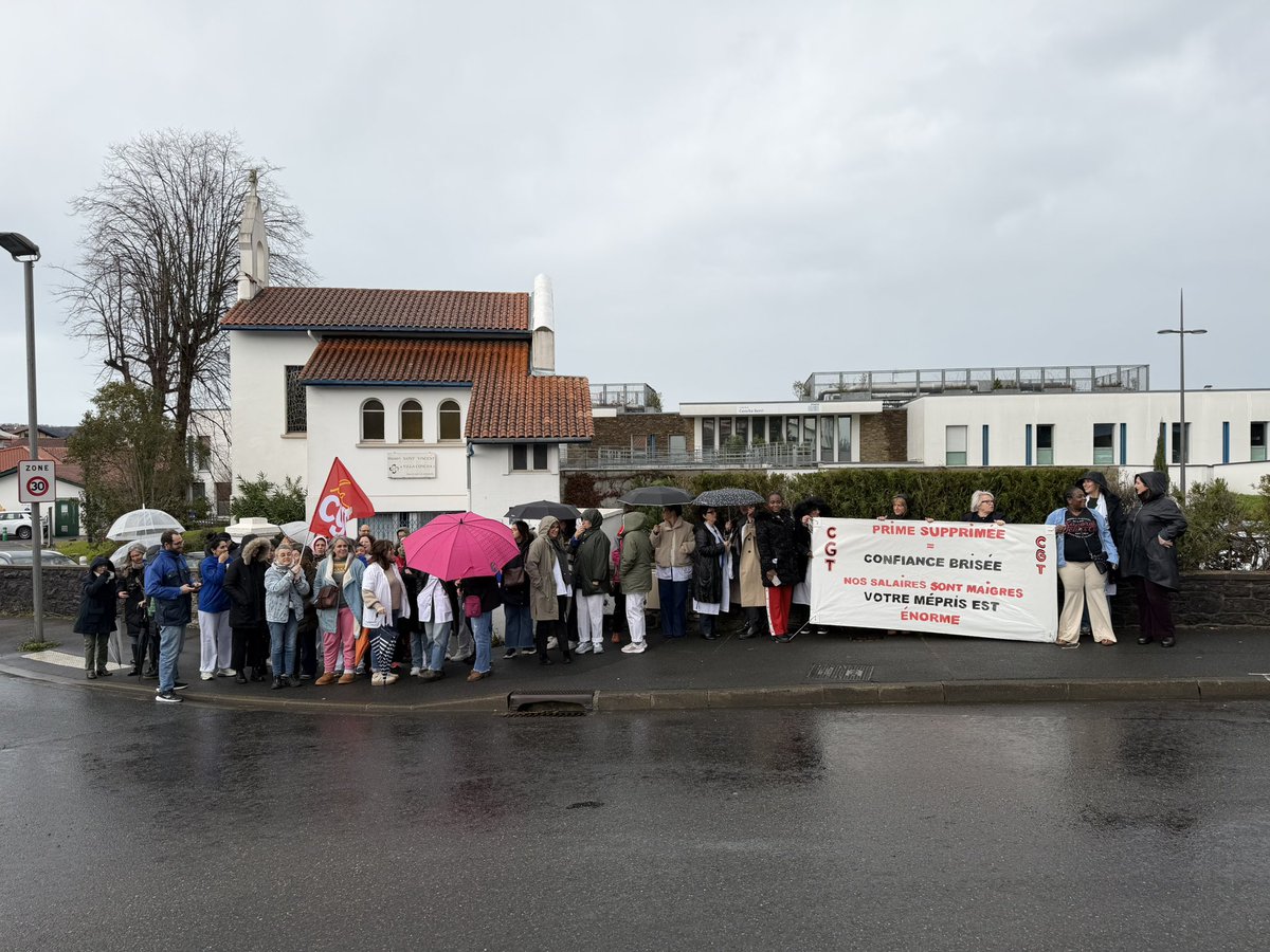 estebastie's tweet photo. 🏥 Itinova osasun talde pribatuko langileak greban dira Frantzian «lan baldintzen okertzea» salatzeko. 
Hendaian ere mobilizazioa egin dute: Concha Berri osasun zentroan 40 bat langile elkartu dira.

@euskalirratiak https://t.co/D62QSob0Jw