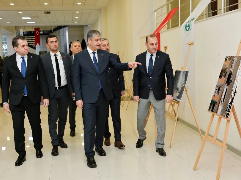 djans2003's tweet photo. Çukurova Üniversitesi ev sahipliğinde düzenlenen Uluslararası Mekânsal Planlama ve Afet Yönetimi Kongresi kapsamında,  "Deprem" temalı fotoğraf sergim açıldı. Sergimi Adana Valimiz Sn. Mustafa Yavuz ve ÇÜ Rektörü Prof. Dr. Hamit Emrah Beriş ziyaret ettiler... https://t.co/9hPPqujHP6