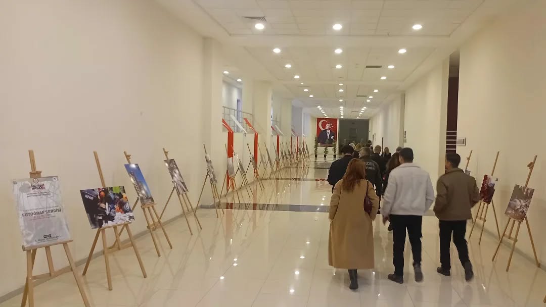djans2003's tweet photo. Çukurova Üniversitesi ev sahipliğinde düzenlenen Uluslararası Mekânsal Planlama ve Afet Yönetimi Kongresi kapsamında,  "Deprem" temalı fotoğraf sergim açıldı. Sergimi Adana Valimiz Sn. Mustafa Yavuz ve ÇÜ Rektörü Prof. Dr. Hamit Emrah Beriş ziyaret ettiler... https://t.co/9hPPqujHP6