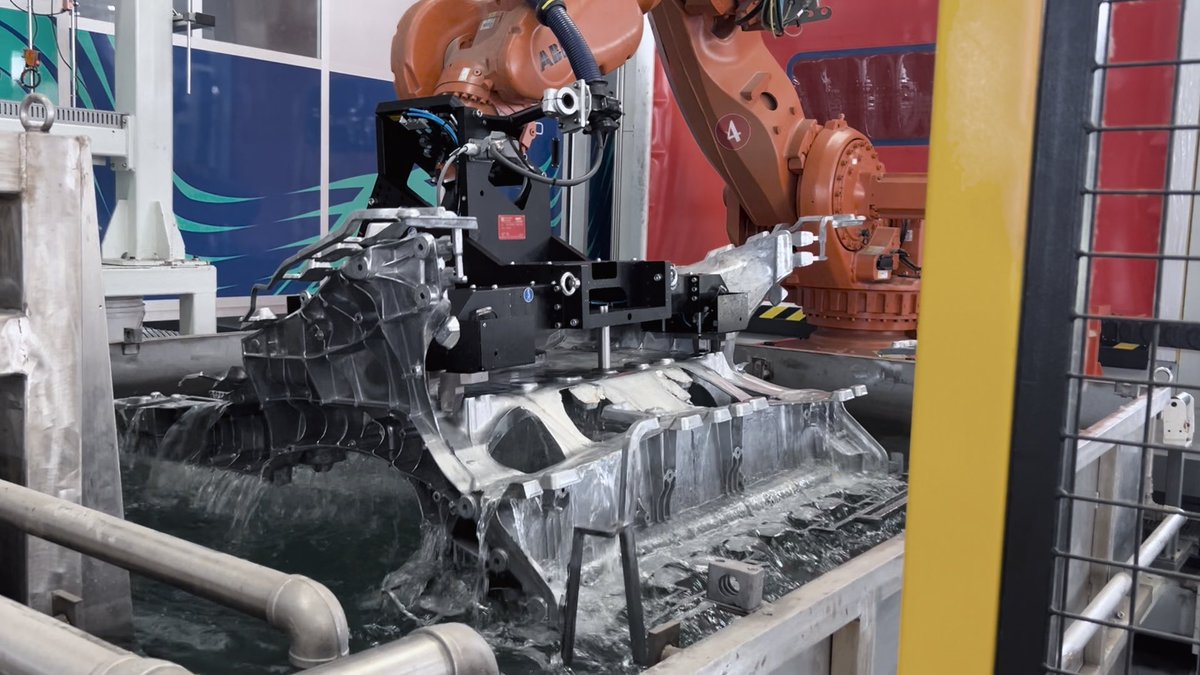 jimfarley98's tweet image. An early peek at our brilliant team working on the Universal Electric Vehicle project - one of the most audacious and important projects in @Ford's history. American innovation is how we compete and win against China and the rest of the world.

➡️ The team is spending countless…