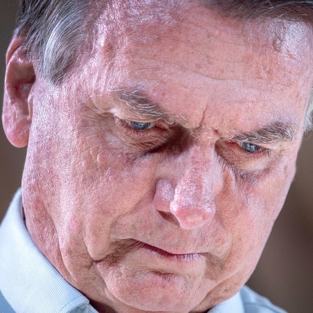 A Bolsonaro en Brasil no le dan prisión doniciliaria a pesar de tener serios problemas de salud. Acá la condenada se la pasa bailando en el balcón y no tiene nada. Eso se llama privilegio e impunidad.