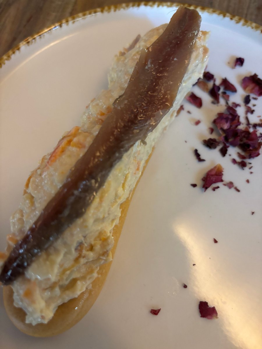 Venir por Valencia y que te encuentres en carta de picoteo “marinera cartagenera”….
Qué maravilla,la identidad que nos roban en nuestra comunidad,nos lo ponen en valor en otros puntos de 🇪🇸