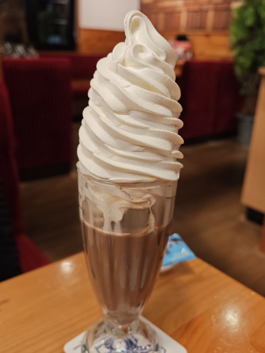 ririkatan's tweet photo. 左：メニューのアイスココア
右：実際に出てきたアイスココア
ソフトクリームの量おかしくない ？
安定の逆詐欺ですね
 #コメダ珈琲店 https://t.co/lIFWuF23ac