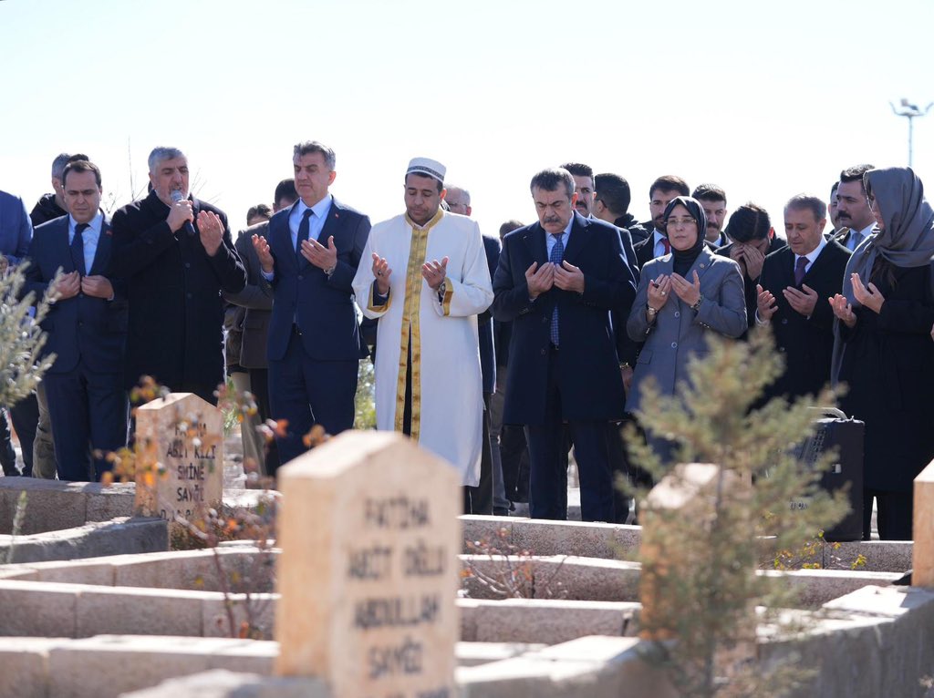 📍 Şanlıurfa

Şanlıurfa Asri Mezarlığı'nı ziyaret ettik, 6 Şubat depremlerinde kaybettiğimiz canlarımızı kabirleri başında dualarla andık.

Depremlerde yaşamını kaybeden kardeşlerimize yüce Allah’tan rahmet, ailelerine sabır diliyorum.

Rabbim ülkemize ve milletimize bir daha