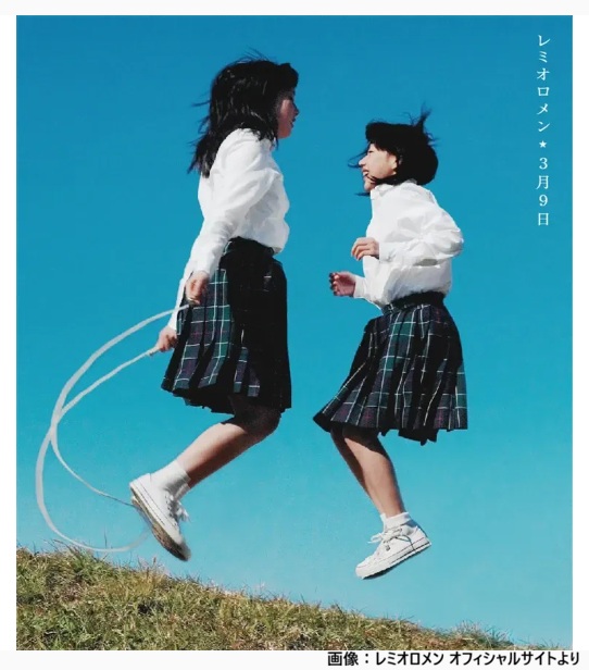 livedoornews's tweet photo. 【名曲】本日3月9日はレミオロメン『3月9日』がリリースされた日

2004年発売。ボーカルの藤巻亮太が、3月9日に結婚式を挙げる友人のために制作した楽曲。MVが卒業式の場面から始まることや、ドラマ『1リットルの涙』の合唱シーンで使われたことから、いまでは卒業ソングとしても定着している。 https://t.co/6W1P6MVc65