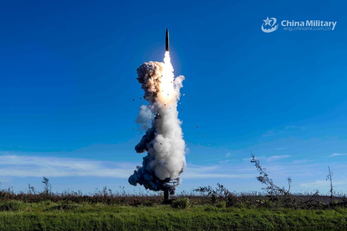 Etienne_Marcuz's tweet photo. ☢️🇺🇸🇷🇺 Fin du traité New Start - Quel impact pour la dissuasion nucléaire française ? 🇫🇷☢️

Si cet événement semble acter la fin d’une période de détente entre les deux plus grandes puissances nucléaires de la planète, il s’inscrit avant tout dans une dynamique enclenchée dès 2002, avec l’abandon par les États-Unis du traité ABM, qui limitait les systèmes de défense antimissile. Par la suite, le retrait de Washington du traité sur les Forces nucléaires intermédiaires (FNI), en réponse à une violation russe présumée, avait enfoncé un nouveau clou dans le cercueil du désarmement nucléaire.

Or, plus que New Start, c'est bien la fin du traité ABM qui a le plus d'impact sur la dissuasion nucléaire française.

En effet, contrairement aux deux grandes puissances – désormais rejointes par la Chine –, la France n’entre pas dans une course aux armements offensifs, qu’elle juge inutile, coûteuse et délétère. Depuis 1996, elle respecte le principe de « stricte suffisance » : ses forces nucléaires doivent être en mesure d’infliger, en toute circonstance, des dommages inacceptables à tout adversaire potentiel. Ses armes nucléaires sont donc destinées à détruire ce qui constitue l’essence même d’un État agresseur, à savoir ses centres de décision politiques, économiques et militaires. Pour cela, quelques centaines de têtes suffisent, à condition qu’elles soient en grande partie installées sur des vecteurs invulnérables à une frappe désarmante et dotés d’une forte capacité de pénétration – d’où le choix des missiles balistiques comme le M51, tirés depuis des sous-marins nucléaires lanceurs d’engins (SNLE).

À l’inverse, les États-Unis et la Russie ont une doctrine dite de « contre-forces ». Leurs forces nucléaires doivent pouvoir neutraliser l’arsenal adverse avant qu’il ne soit utilisé, grâce à une frappe préemptive, plus ou moins surprise. Cela nécessite donc un nombre très élevé de têtes, car il faut être en mesure de détruire l’ensemble des silos adverses, ainsi que les zones de déploiement des lanceurs mobiles et les centres de commandement. Pour donner une idée, les États-Unis possèdent 450 silos (dont 50 vides, pour l’instant). Afin de garantir leur destruction, au minimum deux têtes nucléaires doivent être allouées à chaque silo, soit déjà 900 têtes sur les 1 550 autorisées par New Start.

Depuis quelques années, la Chine s’invite dans la compétition des grandes puissances nucléaires, bousculant un fragile équilibre. Pendant plusieurs décennies, Pékin s’est tenu à une notion proche de la stricte suffisance, estimant que moins de 200 têtes ciblant les grandes villes états-uniennes étaient suffisantes pour dissuader Washington. Cependant, la fin du traité ABM, ainsi que les projets états-uniens de frappes stratégiques conventionnelles dans les années 2000, ont fait craindre aux autorités chinoises que leur arsenal ne suffise plus à dissuader les États-Unis. Cela a entraîné une modernisation à la fois qualitative et quantitative de leur arsenal, marquée notamment par une augmentation significative des silos de missiles intercontinentaux. La construction de trois champs de silos (concentrant à eux seuls 320 silos) en est l’illustration la plus frappante.

Ainsi, alors que l’arsenal états-unien était auparavant jugé suffisant pour neutraliser simultanément les forces nucléaires russes et chinoises, ce n’est désormais plus le cas. C’est ce qu’on appelle le « two-peers challenge » (défi des deux pairs). Si certains stratèges états-uniens suggèrent d’abandonner la doctrine de contre-force pour se concentrer sur la « contre-valeur » (comme la France), nombreux sont ceux qui préconisent une augmentation de l’arsenal nucléaire états-unien de plusieurs centaines de têtes.

Tout comme la fin du traité FNI arrangeait Washington – lui permettant de se doter d’armements terrestres de portée intermédiaire pour le théâtre indo-pacifique –, la fin de New Start lui donne désormais la possibilité d’augmenter son arsenal nucléaire stratégique. L’objectif ? Être en mesure d’affronter simultanément ses deux principaux compétiteurs, et en particulier la Chine. Si la Russie aura probablement du mal à suivre le rythme de cette course aux armements nucléaires stratégiques, la Chine, elle, pourrait être tentée de relever le défi. D’où le risque d’une course effrénée entre ces puissances.

Mais qu’en est-il pour la France ? Comme expliqué en début de texte, ses forces nucléaires stratégiques n’ont pas pour objectif de neutraliser les forces nucléaires adverses, même si certains sites – comme les ports d’attache des SNLE ou les centres de commandement – pourraient être visés. Peu importe donc que ses compétiteurs augmentent le nombre de leurs vecteurs, qu’il s’agisse de lanceurs mobiles, de silos ou de sous-marins. La fin du traité New Start n’aura ainsi, théoriquement, que peu d’impact sur ses forces.

En revanche, la fin du traité ABM en 2002 a relancé une course aux armements défensifs. Le « Golden Dome » de l’administration Trump en est l’exemple le plus frappant, mais la Chine a également révélé, en septembre 2021, son bouclier multicouches composé des systèmes antimissiles HQ-29, HQ-19 et HQ-9. Quant à la Russie, elle travaille depuis de nombreuses années sur le système S-500, dont une variante sera spécialisée dans la défense antimissile. Par ailleurs, le projet états-unien « Golden Dome » pourrait inciter la Chine à se lancer dans un système similaire.

Pour l’heure, la France a fait le choix d’une amélioration qualitative plutôt que quantitative de ses systèmes d’armes, avec une modernisation fréquente des vecteurs. Les nouvelles versions du M51.3 et de l’ASMPA-R, ainsi que le développement du missile hypersonique ASN4G, répondent à cette logique. Reste à savoir si cela suffira sur le long terme.

Rappelons que le format actuel de moins de 300 têtes a été défini en 2008, sous la présidence de Nicolas Sarkozy, en partie pour des raisons budgétaires. Le contexte géostratégique était alors radicalement différent : l’attention des autorités politiques et militaires se portait avant tout sur la contre-insurrection et la lutte contre le terrorisme, ainsi que sur certains pays proliférants comme la Corée du Nord ou l’Iran. La compétition entre grandes puissances n’était pas encore un sujet central. On peut donc légitimement s’interroger sur la pertinence de maintenir un format inférieur à 300 têtes.

Une option pourrait être une remontée en puissance de la composante aérienne aéroportée, en faisant repasser les forces aériennes stratégiques de deux à trois escadrons (comme avant les annonces de 2008). Rappelons d’ailleurs que, outre la Chine – qui a revu sa notion de stricte suffisance –, le Royaume-Uni a également annoncé en 2021 une augmentation significative de son arsenal, qui passera de 225 à 260 têtes nucléaires.

Il faut toutefois se garder de vouloir augmenter notre arsenal en miroir de celui de nos compétiteurs. Une telle augmentation doit répondre à un réel besoin opérationnel : pénétrer des défenses plus denses par saturation, neutraliser des cibles très durcies à très longue portée, ou gagner en flexibilité. Il ne faut pas perdre de vue que quelques détonations nucléaires, même en nombre limité, aurait déjà des conséquences catastrophiques pour n’importe quel État. Rien ne sert de se lancer dans une course effrénée : seul un calcul froid et pragmatique doit prévaloir.

Image: tir d'un missile balistique intercontinental chinois DF-31A en septembre 2024