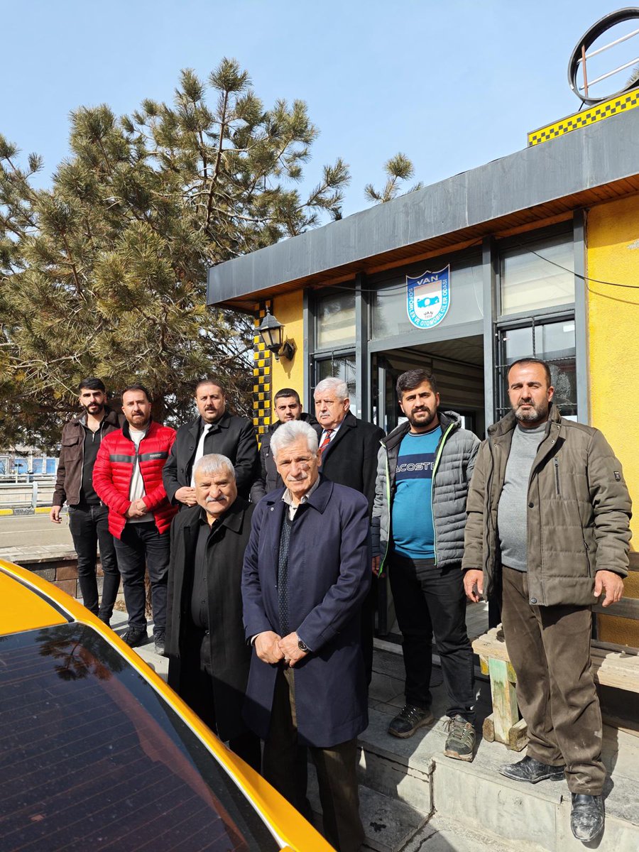 AkEdremit65's tweet photo. İlçe Başkanımız Sn. @OndilKenan ve beraberindeki kadirşinas Yöneticilerimiz bugün İlçemizin kıymetli Esnaflarından olan Taksici Esnaflarımızı ziyaret ettiler. Sorun ve taleplerini dinleyip notlarını aldılar. https://t.co/ccqqtktR6j