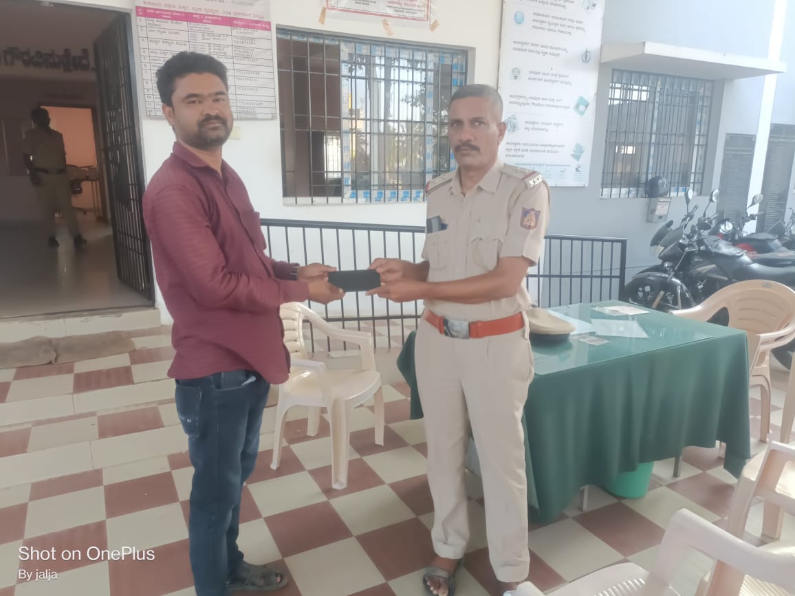 SPTumkur's tweet photo. ನಮ್ಮ ತುಮಕೂರು ಜಿಲ್ಲೆಯ ಪೊಲೀಸ್ ಠಾಣಾ ವ್ಯಾಪ್ತಿಗಳಲ್ಲಿ ಕಳೆದು ಹೋಗಿದ್ದ  #Madhugiri #BadavanahalliPS ನ ತಲಾ 01 #JayanagaraPS ನ 02 ಮೊಬೈಲ್ ಫೋನಗಳನ್ನು #CEIR ಪೋರ್ಟಲ್ ಮೂಲಕ ಪತ್ತೆ ಮಾಡಿ ವಾರಸುದಾರರಿಗೆ ಹಿಂದಿರುಗಿಸಲಾಗಿರುತ್ತದೆ.
#TumakuruDistrictPolice
#LostMobileTraced
#CEIRPortal
@venkatashok 
@KarnatakaCops