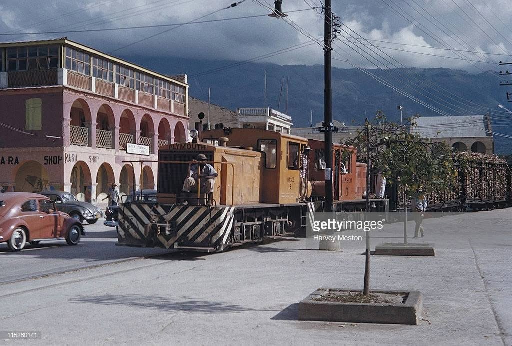 Passage du train de la HASCO (Haytian American Sugar Company) dans une rue de Port-au-Prince en 1965.
📸 : C. Mathurin