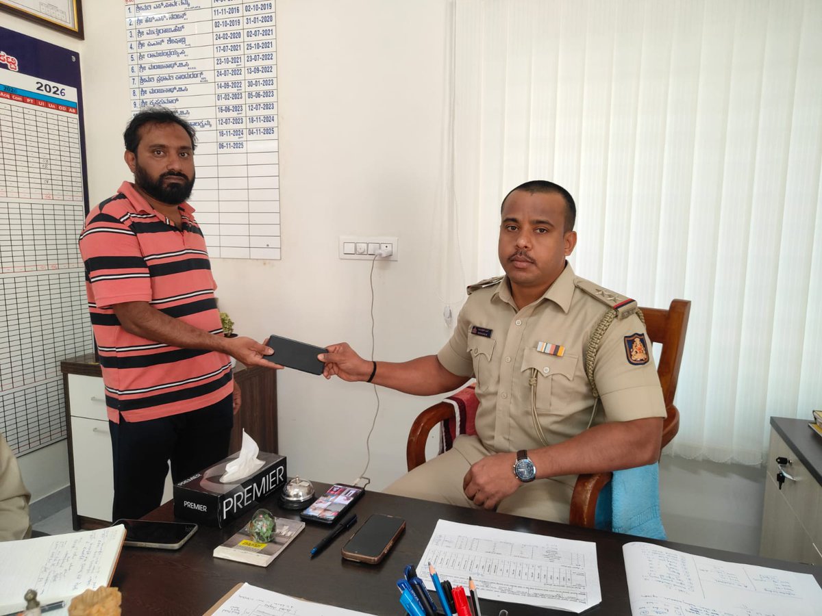 SPTumkur's tweet photo. ನಮ್ಮ ತುಮಕೂರು ಜಿಲ್ಲೆಯ ಪೊಲೀಸ್ ಠಾಣಾ ವ್ಯಾಪ್ತಿಗಳಲ್ಲಿ ಕಳೆದು ಹೋಗಿದ್ದ  #Madhugiri #BadavanahalliPS ನ ತಲಾ 01 #JayanagaraPS ನ 02 ಮೊಬೈಲ್ ಫೋನಗಳನ್ನು #CEIR ಪೋರ್ಟಲ್ ಮೂಲಕ ಪತ್ತೆ ಮಾಡಿ ವಾರಸುದಾರರಿಗೆ ಹಿಂದಿರುಗಿಸಲಾಗಿರುತ್ತದೆ.
#TumakuruDistrictPolice
#LostMobileTraced
#CEIRPortal
@venkatashok 
@KarnatakaCops