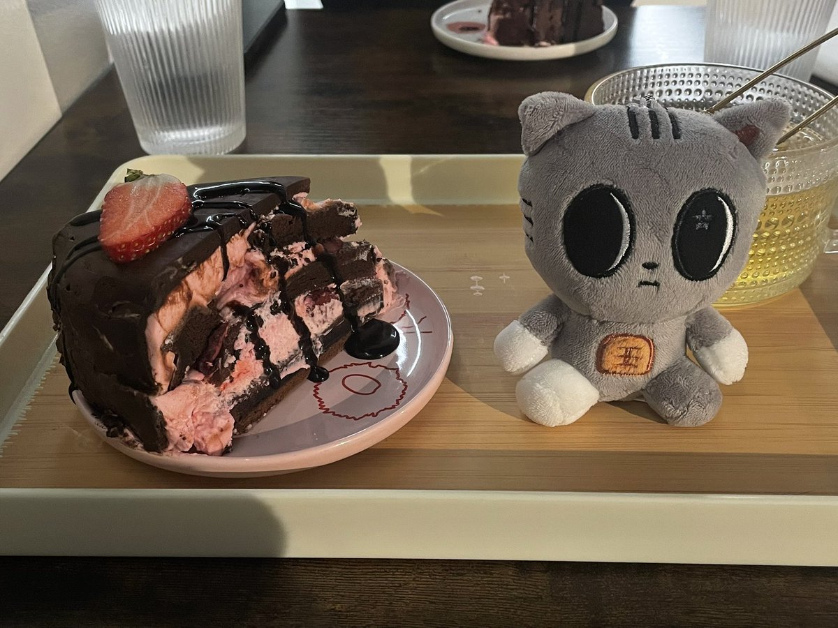 sodasoobie's tweet image. he wants that cake so effing bad