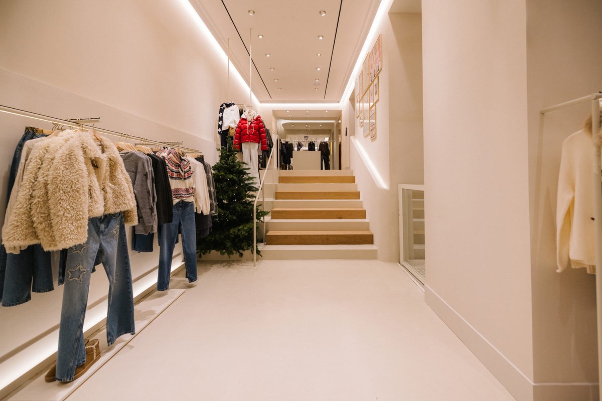 🔝La conocida marca de ropa femenina Brownie ha abierto una nueva tienda en la calle Serrano de #Madrid en la que ha instalado nuestro Roble Smoked ♥️

✅ Para el #interiorismo, ha santjustparquets.com/brownie-instal…