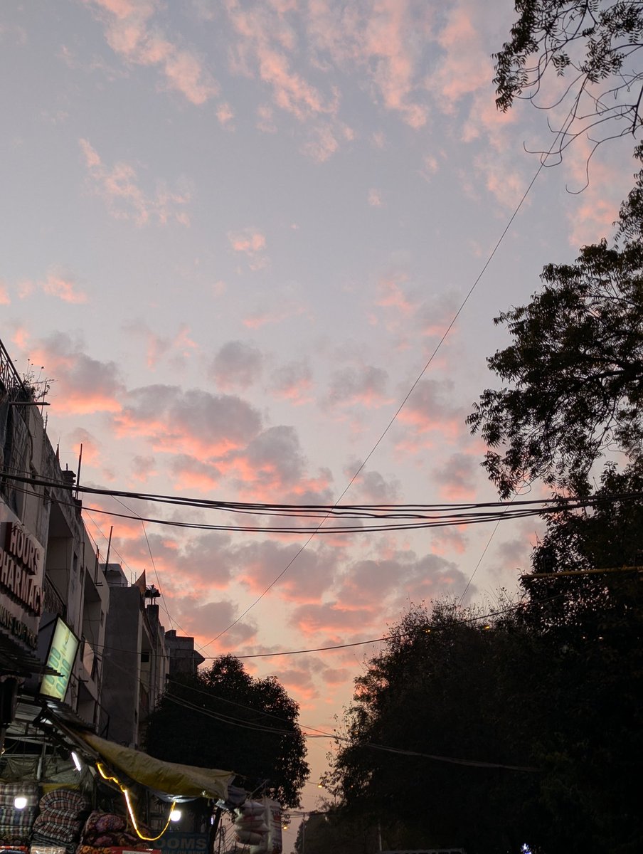arifdotai's tweet photo. Rare delhi sky https://t.co/lFNLw4WgVI