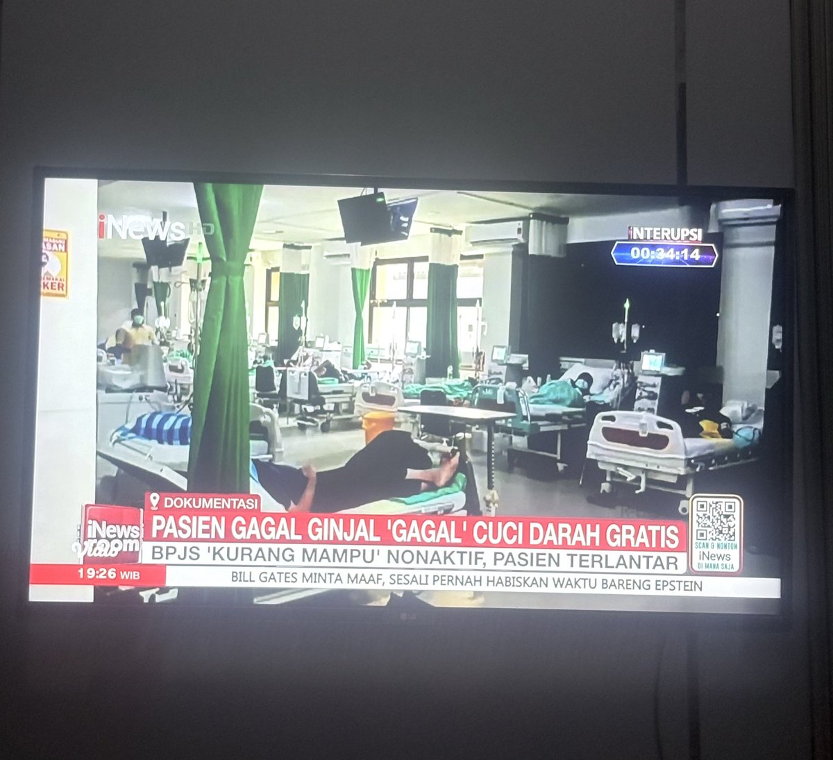 <a href="/regar_op0sisi/">Edy Bayo Regar</a> <a href="/prabowo/">Prabowo Subianto</a> yaalah baru kali ini w stres gara gara negara.
tiap liat berita di TV beritanya kayak gini, belum lagi banyak siswa keracunan gara gara MBG. program unggulan pemerintah yg menurutku kurang bermanfaat padahal mgkin bisa dialokasikan ke yg lain. bisa gak sih MBG dihentikan aja :(