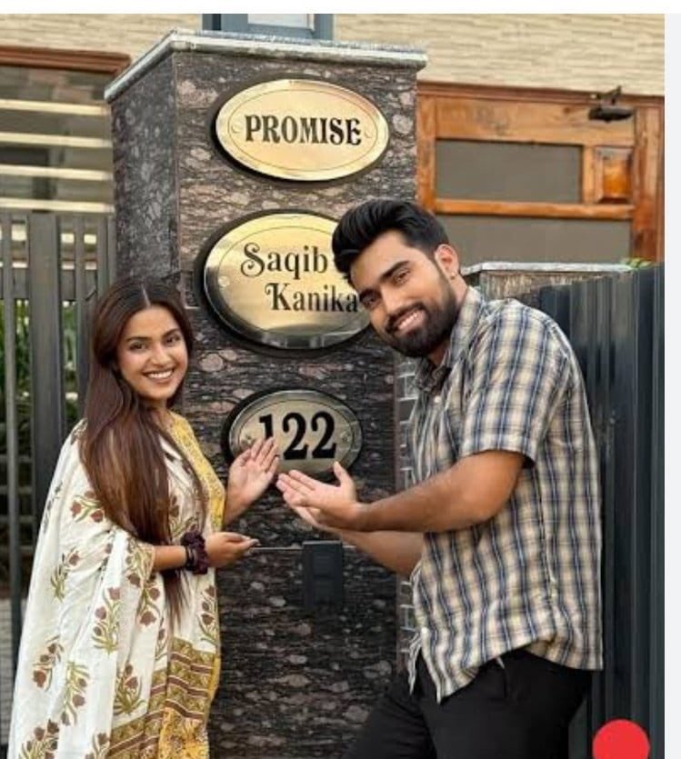Dharmendrak46's tweet photo. वाकई किस्मत हो तो ऐसी! 

कनिका शर्मा को उनके मंगेतर शाकिब सैफी ने 2 करोड़ का घर गिफ्ट किया था, जिसका नाम रखा गया था “Promise” 

घर के बाहर नेम प्लेट लगी थी — Kanika & Shakib 💖

लेकिन सोशल मीडिया के कुछ “ज्ञानियों” को ये रास नहीं आया।
कहने लगे — “पहले पति का नाम होना चाहिए!” 🙄

कनिका ने बिना बहस किए नेम प्लेट ही हटा दी।
अब प्लेट पर सिर्फ Shakib & Kanika लिखा गया।

और मज़ेदार बात सुनिए 
शाकिब ने वो पुरानी नेम प्लेट कूड़े में नहीं फेंकी…
बल्कि एक और नया घर ले लिया 
जो बन रहा है, उसी नए घर पर वही नेम प्लेट लगाई जाएगी 💕

इसे कहते हैं प्यार, सम्मान और समझदारी ❤️
सच में, कनिका बेहद खुशनसीब हैं ✨