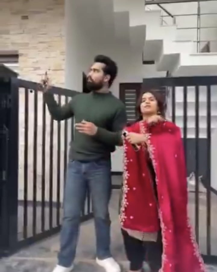 Dharmendrak46's tweet photo. वाकई किस्मत हो तो ऐसी! 

कनिका शर्मा को उनके मंगेतर शाकिब सैफी ने 2 करोड़ का घर गिफ्ट किया था, जिसका नाम रखा गया था “Promise” 

घर के बाहर नेम प्लेट लगी थी — Kanika & Shakib 💖

लेकिन सोशल मीडिया के कुछ “ज्ञानियों” को ये रास नहीं आया।
कहने लगे — “पहले पति का नाम होना चाहिए!” 🙄

कनिका ने बिना बहस किए नेम प्लेट ही हटा दी।
अब प्लेट पर सिर्फ Shakib & Kanika लिखा गया।

और मज़ेदार बात सुनिए 
शाकिब ने वो पुरानी नेम प्लेट कूड़े में नहीं फेंकी…
बल्कि एक और नया घर ले लिया 
जो बन रहा है, उसी नए घर पर वही नेम प्लेट लगाई जाएगी 💕

इसे कहते हैं प्यार, सम्मान और समझदारी ❤️
सच में, कनिका बेहद खुशनसीब हैं ✨