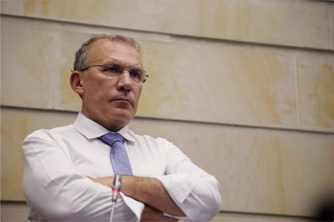 Este “señor” es embaucador profesional ?
Ha vivido por décadas de nuestros impuestos ?
Le ha hecho daño al Pais ?
Es un peligro para la sociedad ?
Una vergüenza!!!