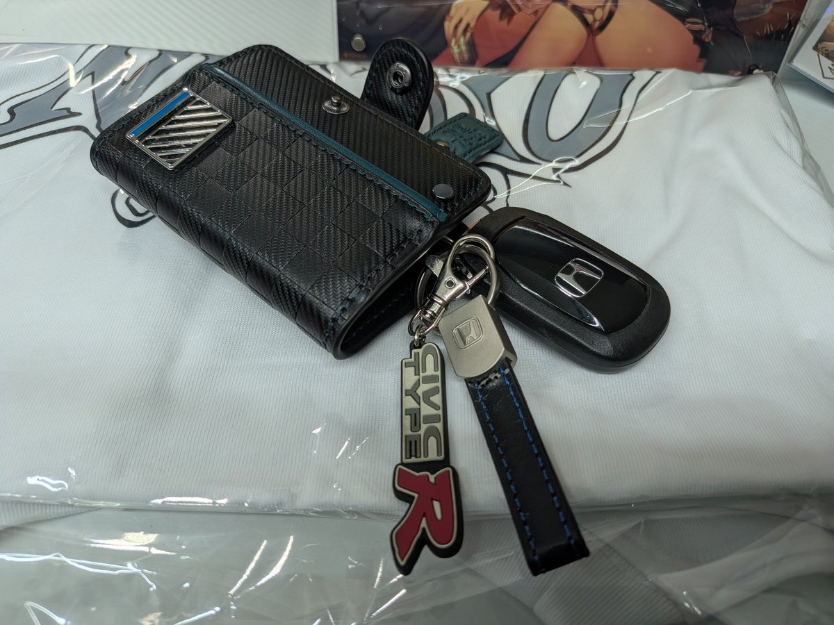 2H2otypeR's tweet photo. 推し棚はこんな感じで〜す
この棚もどんどん拡張していく予定です
キーケースもちゃんと使ってるよ
車はs660が初めての車で最高の相棒でした✨（ちなみにMTでした）
今はs660ちゃんとお別れしてシビックに乗ってます
痛車にしたいと思ったこともありましが、見る専に徹してます
#ちはニックの日2026 https://t.co/tgCWMZ9ZOv