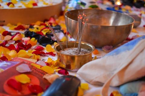 Die Ashrams von Yoga Vidya werden an Shivaratri festlich geschmückt – Shiva-Statuen mit Blumen, Lichtern und Räucherwerk.
#Mahashivaratri #YogaVidya #Puja