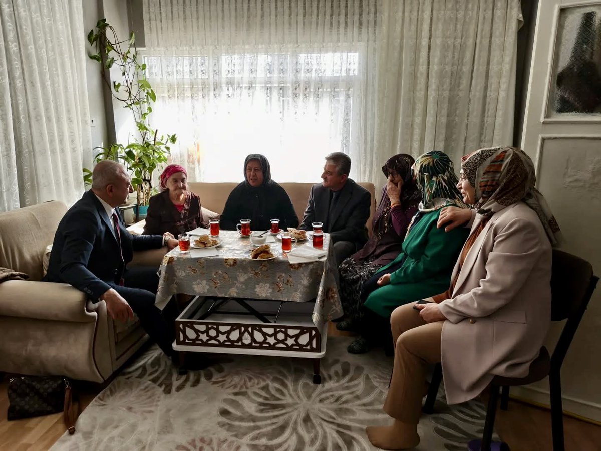 “Biz çıkarlarımızın değil ülkülerimizin peşindeyiz.
Biz ikbalimizin değil istikbalimizin derdindeyiz.
Biz yalanın değil hakikatin izindeyiz.”

MHP Ankara İl Yönetim Kurulu Üyelerimiz Can Ozan Kutlu ve Hacı Erdoğan, İl KAÇEP Üyemiz Nahide Demiryürek, Sincan İlçe Başkanımız Oğuz