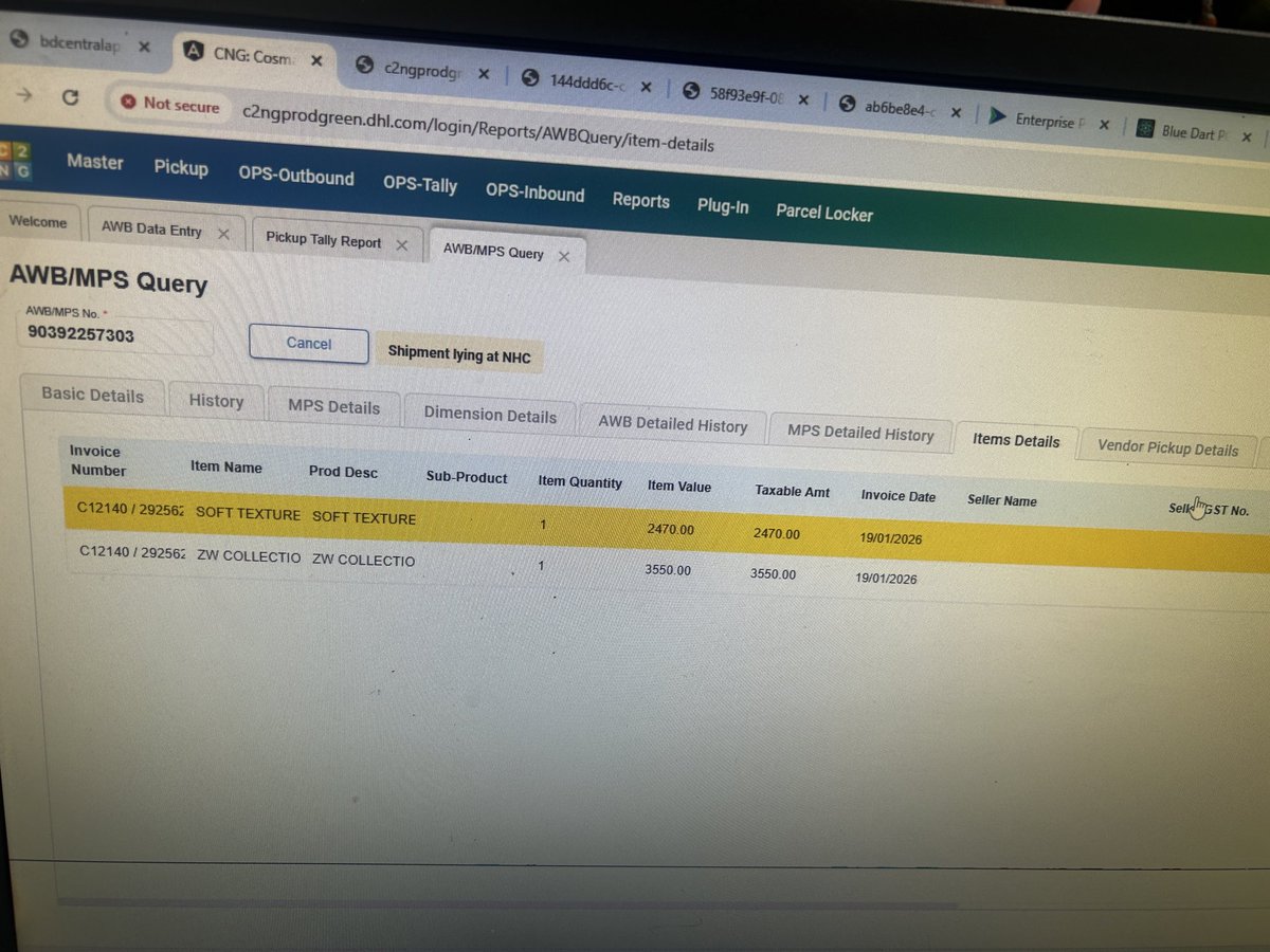 riyagera95's tweet photo. @ZARA_Care  Returned both articles, but got refund for just one. Courier proof shows both reached your warehouse. Kindly resolve and issue remaining refund. https://t.co/S9cfqJ2rgq