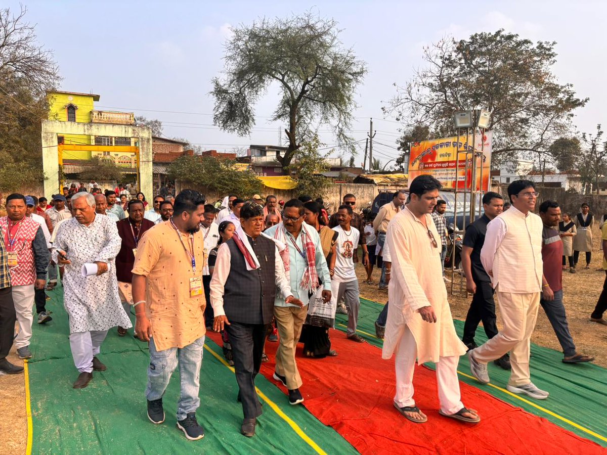 pkparua's tweet photo. ଆଜି ଆମର ବଲାଙ୍ଗିର ଦେଓଗାଁ ବ୍ଲକ ଅନ୍ତର୍ଗତ ଜରାସିଂହା ଗ୍ରାମ ର ପିଏମଶ୍ରୀ ନେତ୍ରଭାନୁ ସରକାରୀ ଉଚ୍ଚ ବିଦ୍ୟାଳୟ ଠାରେ ୭୫ ବର୍ଷ ପ୍ଲାଟିନମ ଜୁବୁଲି ଉତ୍ସବ ରେ ମୁଖ୍ୟ ଅତିଥି ଭାବେ ମାନ୍ୟବର ବଲାଙ୍ଗିର ବିଧାୟକ #ଶ୍ରୀଯୁକ୍ତ_କଳିକେଶ_ନାରାୟଣ_ସିଂହଦେଓ   ଙ୍କ ସହ ନୟାଗଡ ବିଧାୟକ ଅରୁଣ ସାହୁ  ଏବଂ ପୁର୍ବତନ ରାଜ୍ୟସଭା ସାଂସଦ https://t.co/7afCRkR9to