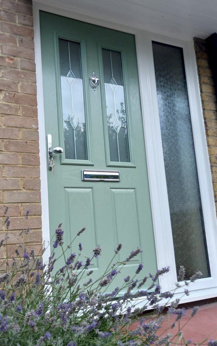firsthomeimprov's tweet photo. CHARTWELL GREEN 🌳
It’s not difficult to see why this beautiful colour is one of our most popular!
Create your dream door in minutes with our “Door Designer” 🚪
https://t.co/imh9EZG62y
#firsthomeimprovements #compositedoor #compositedoors #upvcdoor #upvcdoors https://t.co/eCaEl1MVhQ