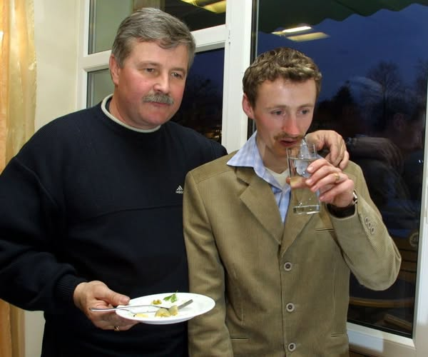 Przerażające są te zdjęcia, które można znaleźć przeglądając akta Epsteina. Widać, że ten młody chłopiec jest przerażony. Brak słów. :/