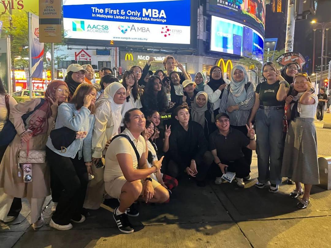 waiaeenae's tweet photo. omg...i remember this person waktu celebrate birthday Jackson(Chuang Asia) kat BB...rapat gila dia dngn kitorang..dngn Jackson pon dekat gila, even Jackson x selesa..aku ingatkan dia manager Jackson 🥴 yang pakai topi + spec tu kan?👀 https://t.co/KCEAcuQ3Ku