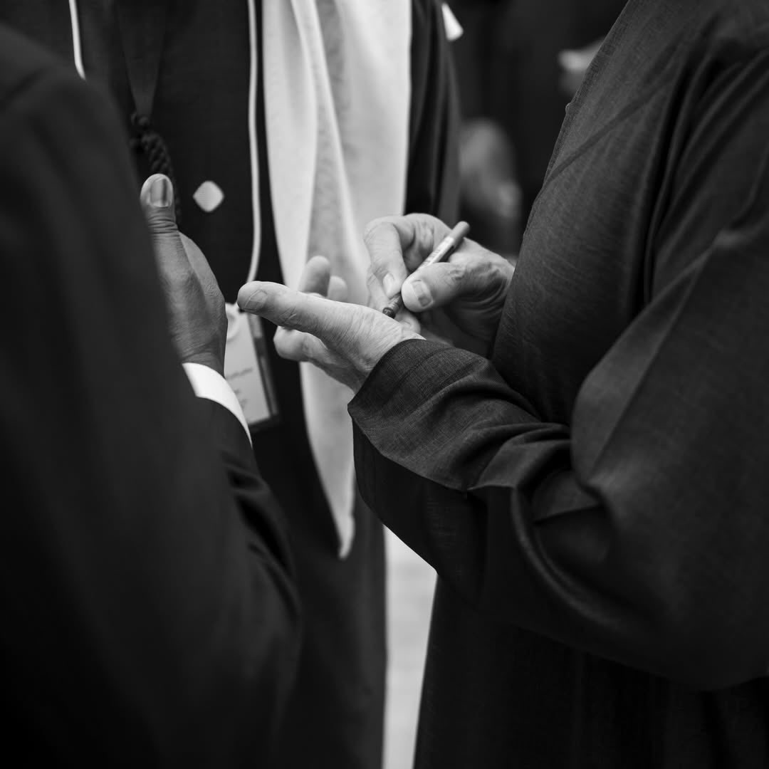 AlraisiSaeed's tweet photo. من جاه في حاجه مع صدقه دليل
من خوف ينساها كتبها في يده 🤍
#محمد_بن_زايد_عزنا_وفخرنا 🇦🇪 https://t.co/Vlweg1Lbl5