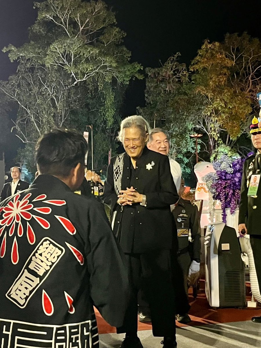 hibikiyahanabi's tweet photo. 【PMAN in Nan 無事終了 🎆✨】

PMAN（Prince Mahidol Award Nexus）にあわせて開催された
タイ・ナーン県での花火とドローンによる特別演出は、無事すべての日程を終了しました。

本プロジェクトは、約1年半にわたる準備期間を経て実現しました。
何度も打ち合わせを重ね、国や立場を越えて多くの方々と想いを共有しながら、
このナーンの地で本番を迎えることができました。

音楽とともに夜空に広がる花火、
そしてRED CLIFFのドローンと花火がひとつになり、ナーンの夜空を彩りました。
会場全体が一体となる、忘れられない瞬間となりました。

そして本イベントでは、
シリントン王女殿下より直々に記念品を贈呈いただくという、
大変光栄で心に残るひとときにも恵まれました。

ご来場いただいた皆さま、
そして長い時間をかけてこのプロジェクトを支えてくださった
すべての関係者の皆さまに、心より感謝申し上げます。
本当にありがとうございました。

The fireworks and drone performances held in Nan, Thailand,
in conjunction with PMAN (Prince Mahidol Award Nexus) have successfully concluded.

This project was realized after nearly a year and a half of preparation.
Through many discussions and close collaboration across borders,
we were able to bring this event to life in Nan.

Fireworks lighting up the night sky in sync with the music,
and RED CLIFF’s drones and fireworks became one, illuminating the night sky of Nan.
It was a truly unforgettable moment that brought everyone together.

We were also deeply honored to receive a commemorative gift directly from
Her Royal Highness Princess Sirindhorn,
a moment that will remain in our hearts for a long time.

Our sincere gratitude goes to everyone who attended,
and to all partners and staff who supported this project over such a long journey.
Thank you from the bottom of our hearts.

#PMAN #PMANinNan
#NanThailand #Fireworks #DroneShow
#REDCLIFF #JapanThailand #hibikiya