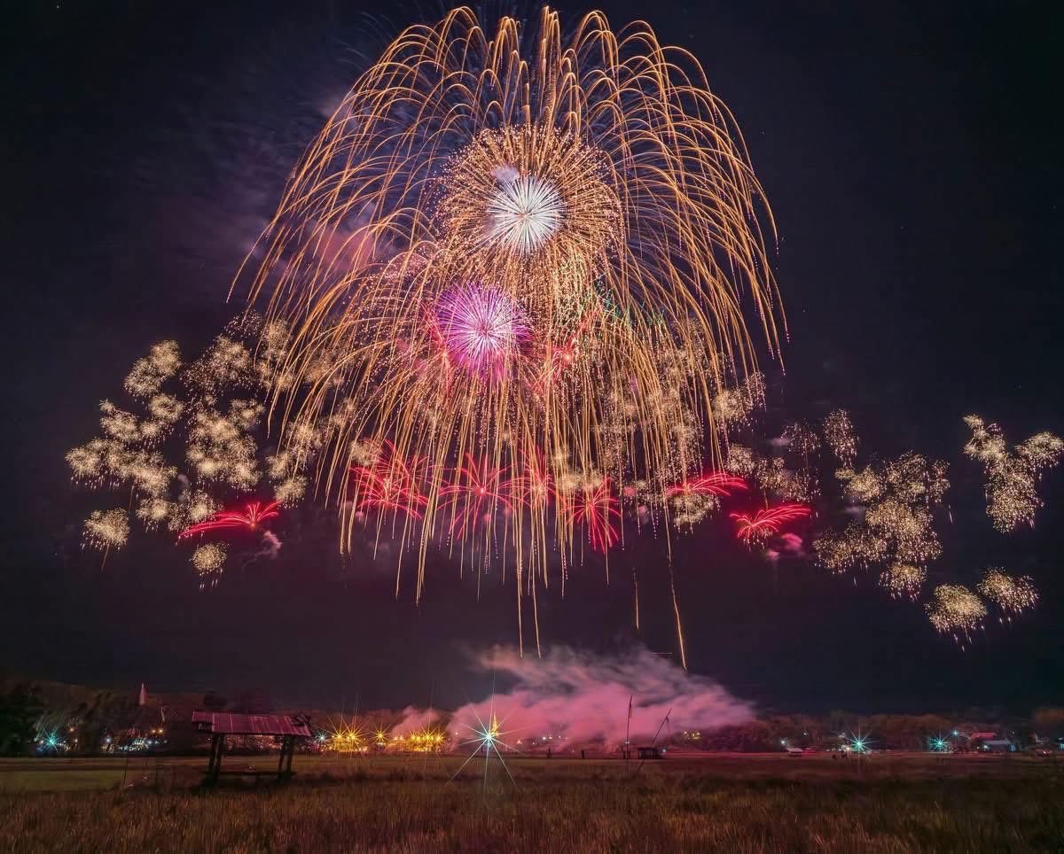 hibikiyahanabi's tweet photo. 【PMAN in Nan 無事終了 🎆✨】

PMAN（Prince Mahidol Award Nexus）にあわせて開催された
タイ・ナーン県での花火とドローンによる特別演出は、無事すべての日程を終了しました。

本プロジェクトは、約1年半にわたる準備期間を経て実現しました。
何度も打ち合わせを重ね、国や立場を越えて多くの方々と想いを共有しながら、
このナーンの地で本番を迎えることができました。

音楽とともに夜空に広がる花火、
そしてRED CLIFFのドローンと花火がひとつになり、ナーンの夜空を彩りました。
会場全体が一体となる、忘れられない瞬間となりました。

そして本イベントでは、
シリントン王女殿下より直々に記念品を贈呈いただくという、
大変光栄で心に残るひとときにも恵まれました。

ご来場いただいた皆さま、
そして長い時間をかけてこのプロジェクトを支えてくださった
すべての関係者の皆さまに、心より感謝申し上げます。
本当にありがとうございました。

The fireworks and drone performances held in Nan, Thailand,
in conjunction with PMAN (Prince Mahidol Award Nexus) have successfully concluded.

This project was realized after nearly a year and a half of preparation.
Through many discussions and close collaboration across borders,
we were able to bring this event to life in Nan.

Fireworks lighting up the night sky in sync with the music,
and RED CLIFF’s drones and fireworks became one, illuminating the night sky of Nan.
It was a truly unforgettable moment that brought everyone together.

We were also deeply honored to receive a commemorative gift directly from
Her Royal Highness Princess Sirindhorn,
a moment that will remain in our hearts for a long time.

Our sincere gratitude goes to everyone who attended,
and to all partners and staff who supported this project over such a long journey.
Thank you from the bottom of our hearts.

#PMAN #PMANinNan
#NanThailand #Fireworks #DroneShow
#REDCLIFF #JapanThailand #hibikiya