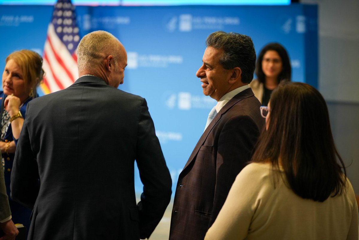 DrMakaryFDA's tweet image. Great town hall this week with hundreds of FDA’s talented reviewers to discuss the new national priority voucher program. 

We’re trying new things. 🇺🇸