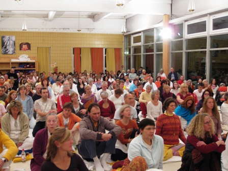 Shivaratri zeigt, dass Hinduismus auch in Deutschland lebendig praktiziert wird – offen, gemeinschaftlich und sichtbar.
#Mahashivaratri #YogaVidya #Religionsvielfalt