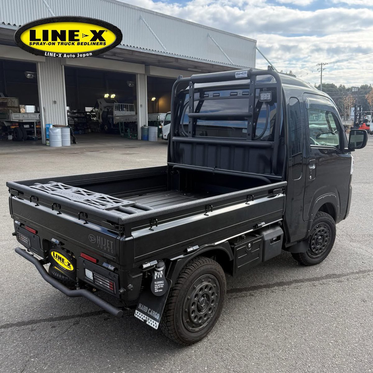 linex_auto's tweet photo. 💥#ハイゼットジャンボ×#LINEX💥

荷台以外の装備品も共にLINE-X！
LINE-Xでしっかりと保護をすれば、キズを気にせずにバンバンと積み込みが可能🤙🏽

仕事に遊びに思いっきり荷台を使い倒すなら✨
LINE-X一択です😎🤙🏽

#軽トラカスタム https://t.co/k5VSENyriy